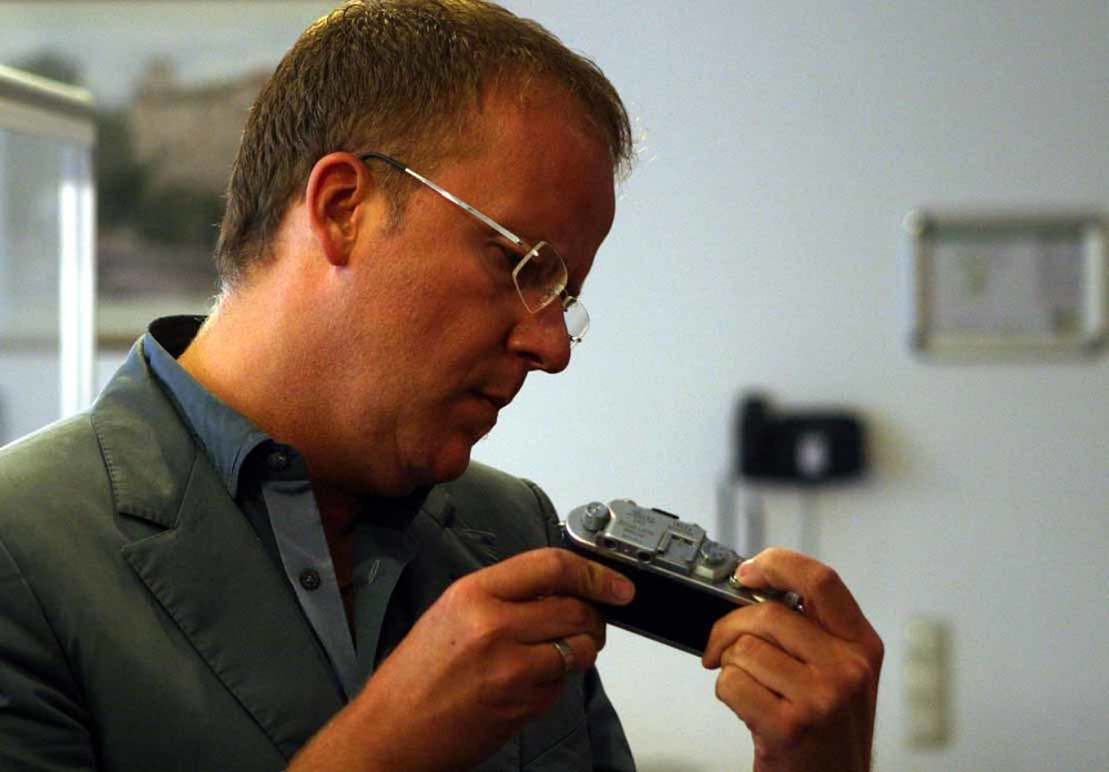   Lars Netopil checking a screwmount Leica camera from thirties  © jmse 